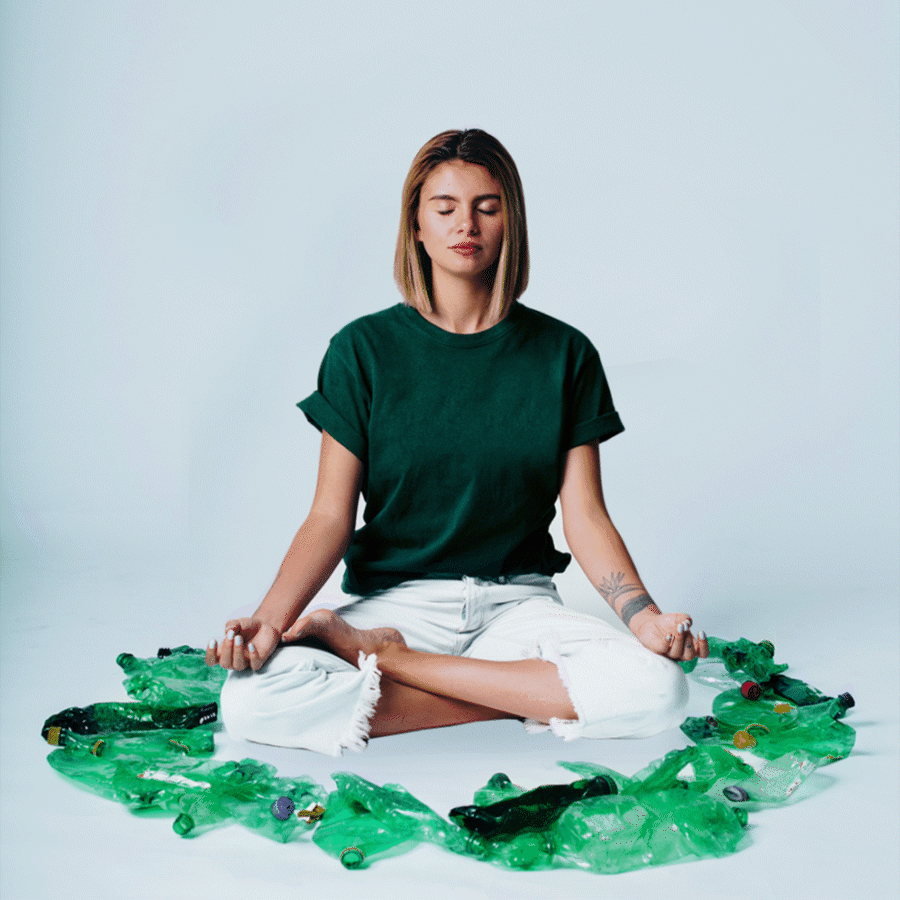 Se muestra un gif de una mujer que se eleva mientras hace una posición de meditación y debajo de ella se encuentran botellas pet en tono verde formando un circulo.