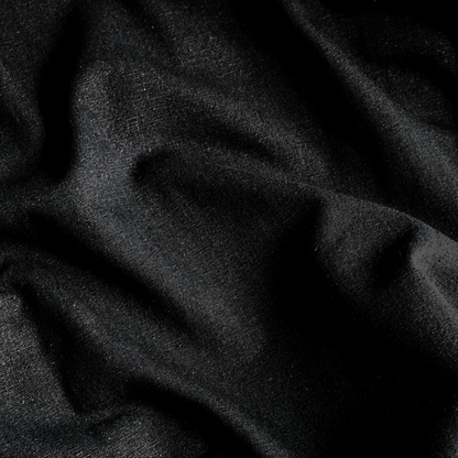 La imagen muestra la textura y tejido de una sabana de color negro.