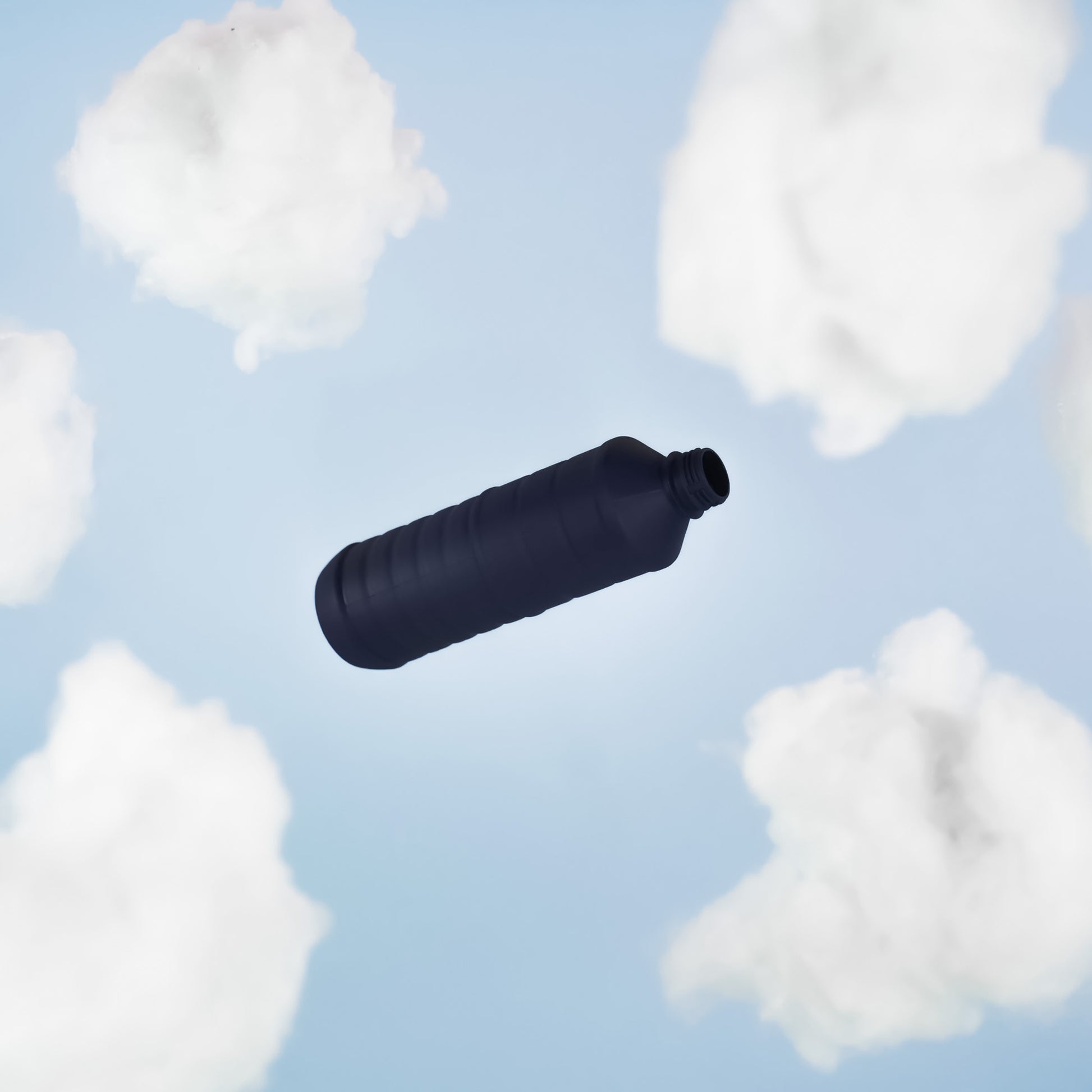 Se muestra un fondo color azul con nubes de fibra simulando el cielo de protagonista se encuentra una botella de pet color azul Oxford.