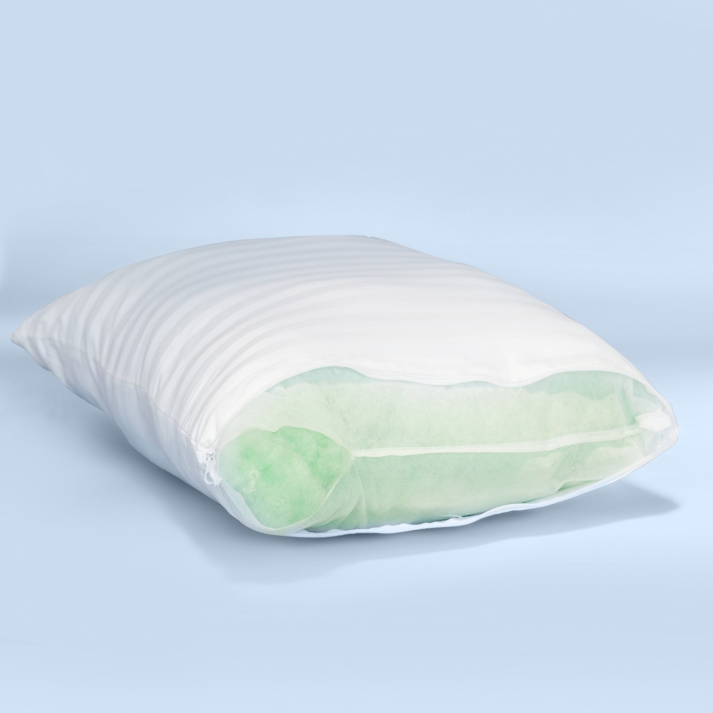 en un fondo color azul esta una almohada de color blanco donde se puede mostrar su relleno de fibra en color verde. 